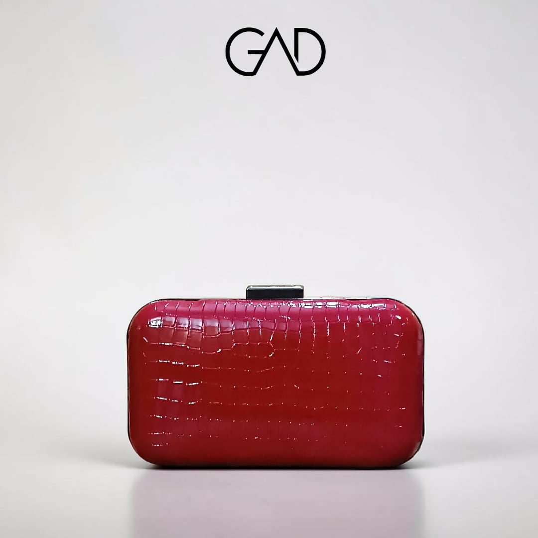 THE CROC LUXE CLUTCH